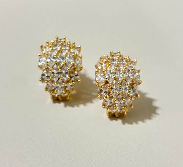 Brinco cravejado super luxo, banho de ouro