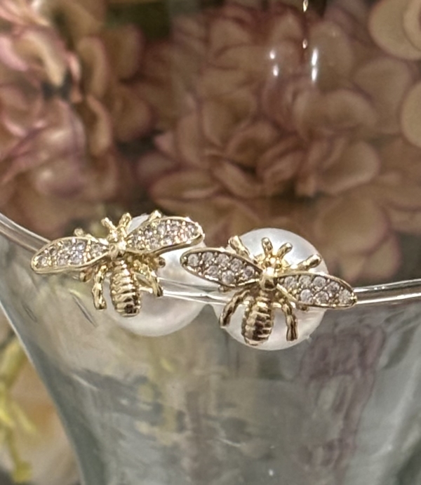 Brinco Abelha com tarraxa de Pérola - banho de ouro 18 k